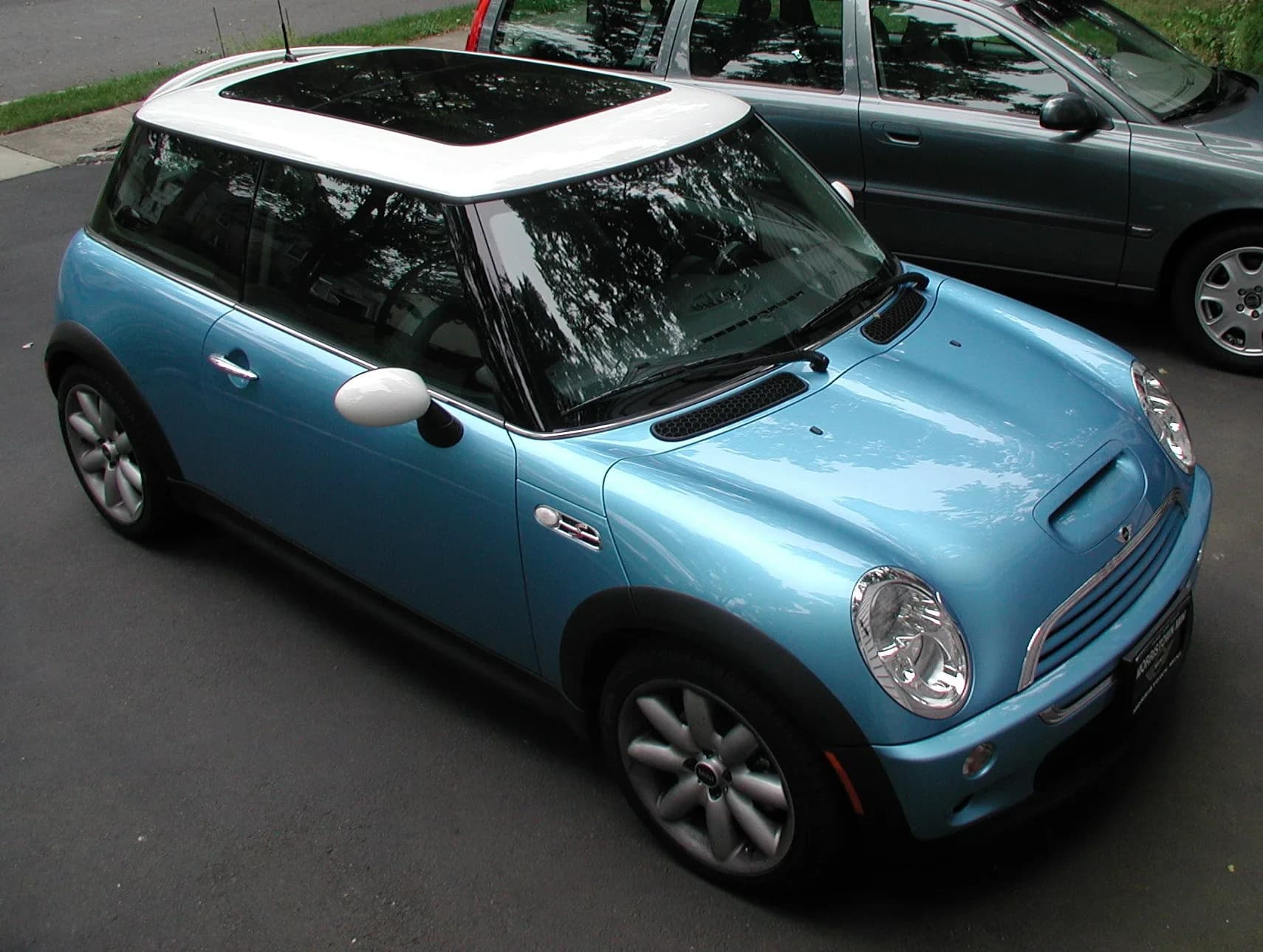 Mini Cooper S 2-door hardtop in Electric blue metallic & Aspen white roof